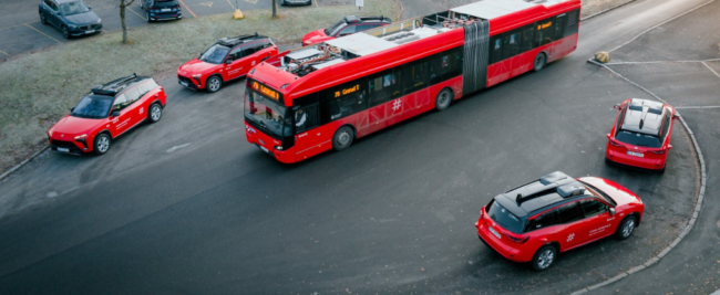 Fotoet viser fem selvkjørende personbiler, med Ruters logo.
