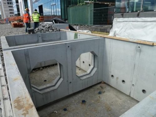 Fotoet viser store betongkummer under bygging.