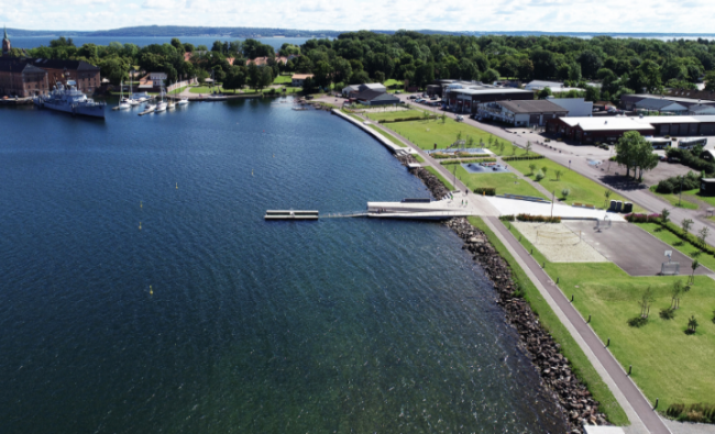 Foto av gr&oslash;nnstruktur langs vannkanten i Horten.