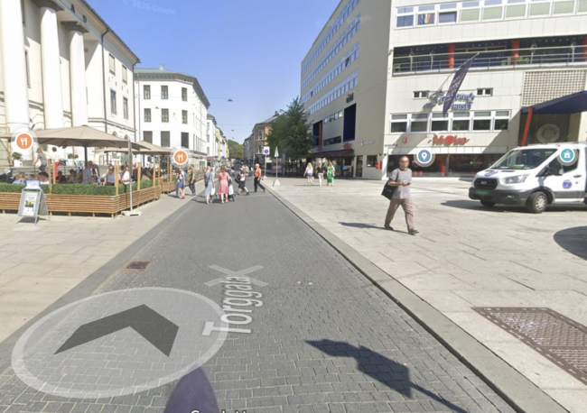 Fotoene viser syklende i Torggata i Oslo. Veibanen er belagt med brostein.